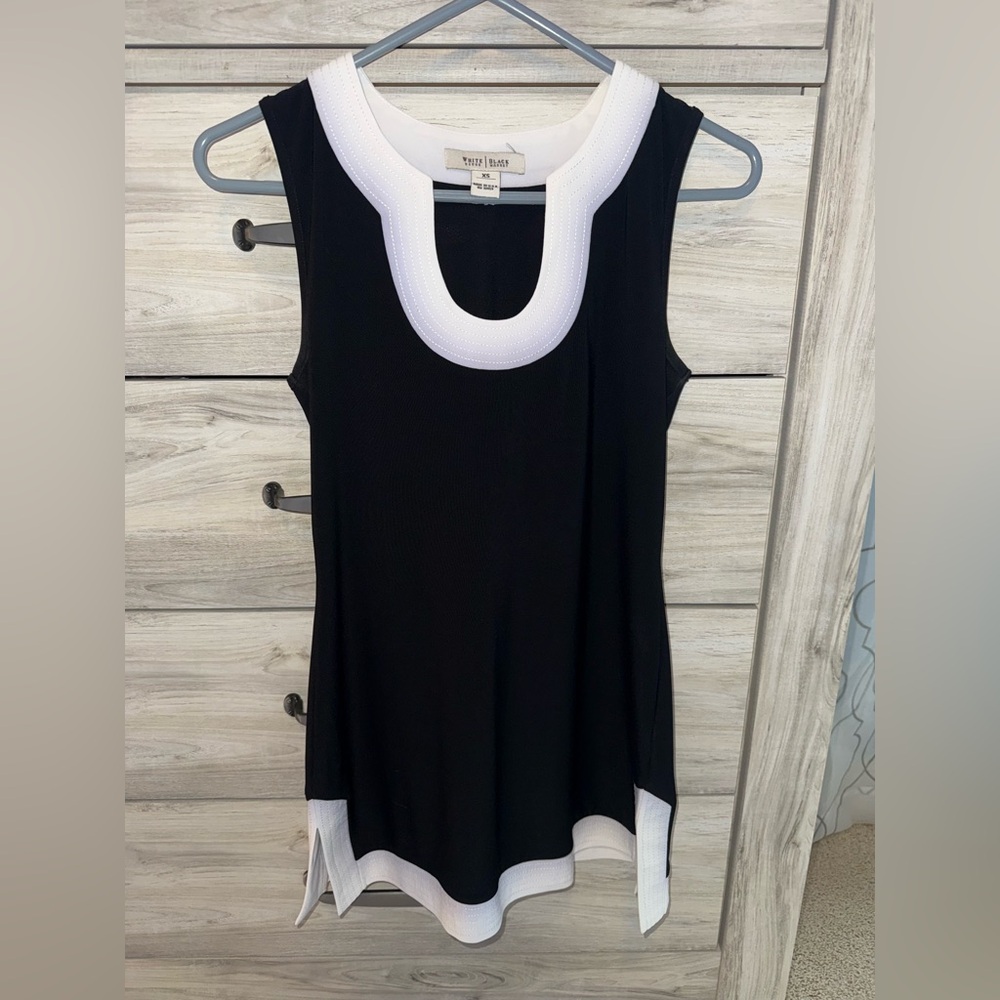 White House Black Market Black and White Scoop Neck Tunic Top
